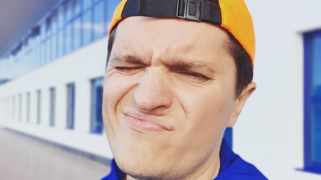 Опять послали: известный ведущий решил судиться с МАУ