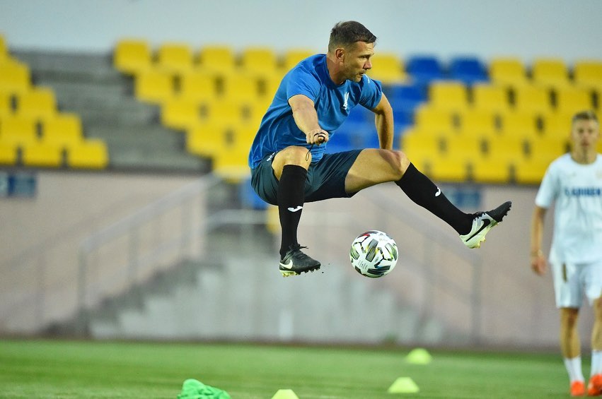Король воздуха: новое фото Шевченко с тренировки сборной Украины вызвало восторг