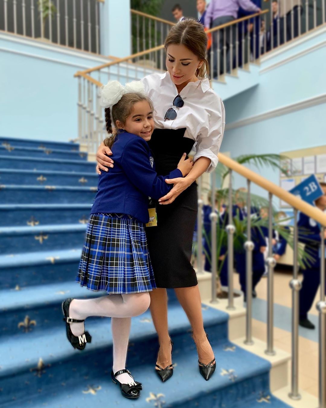 В узкой юбке и на каблуках: Ани Лорак повела дочь в школу (фото)