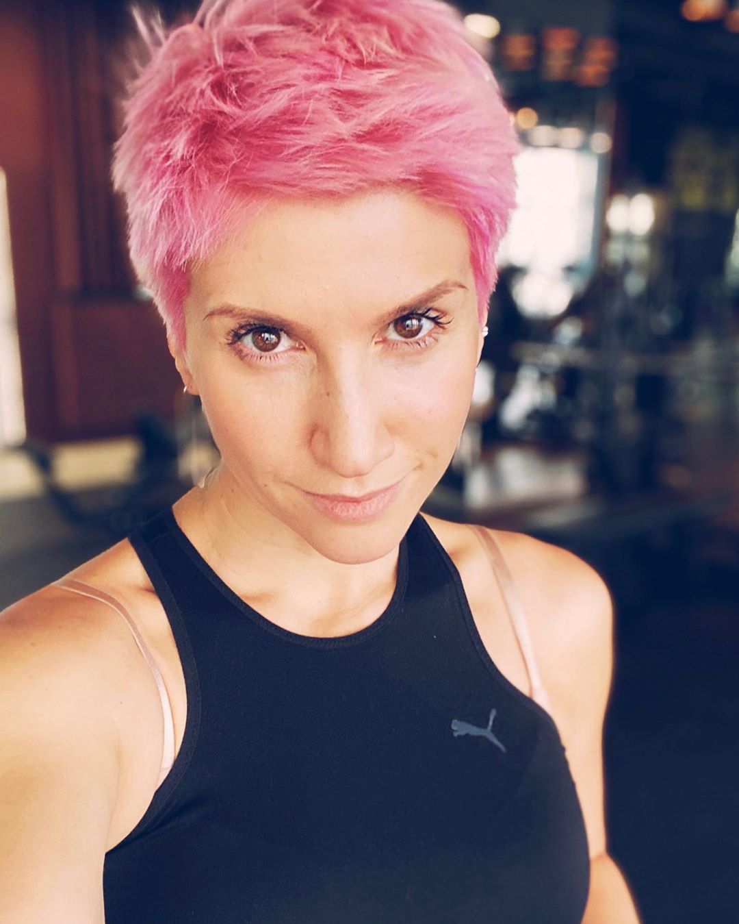 Просто и энергоемко: Анита Луценко показала упражнение для покатых плечей и ровной спинки (видео)