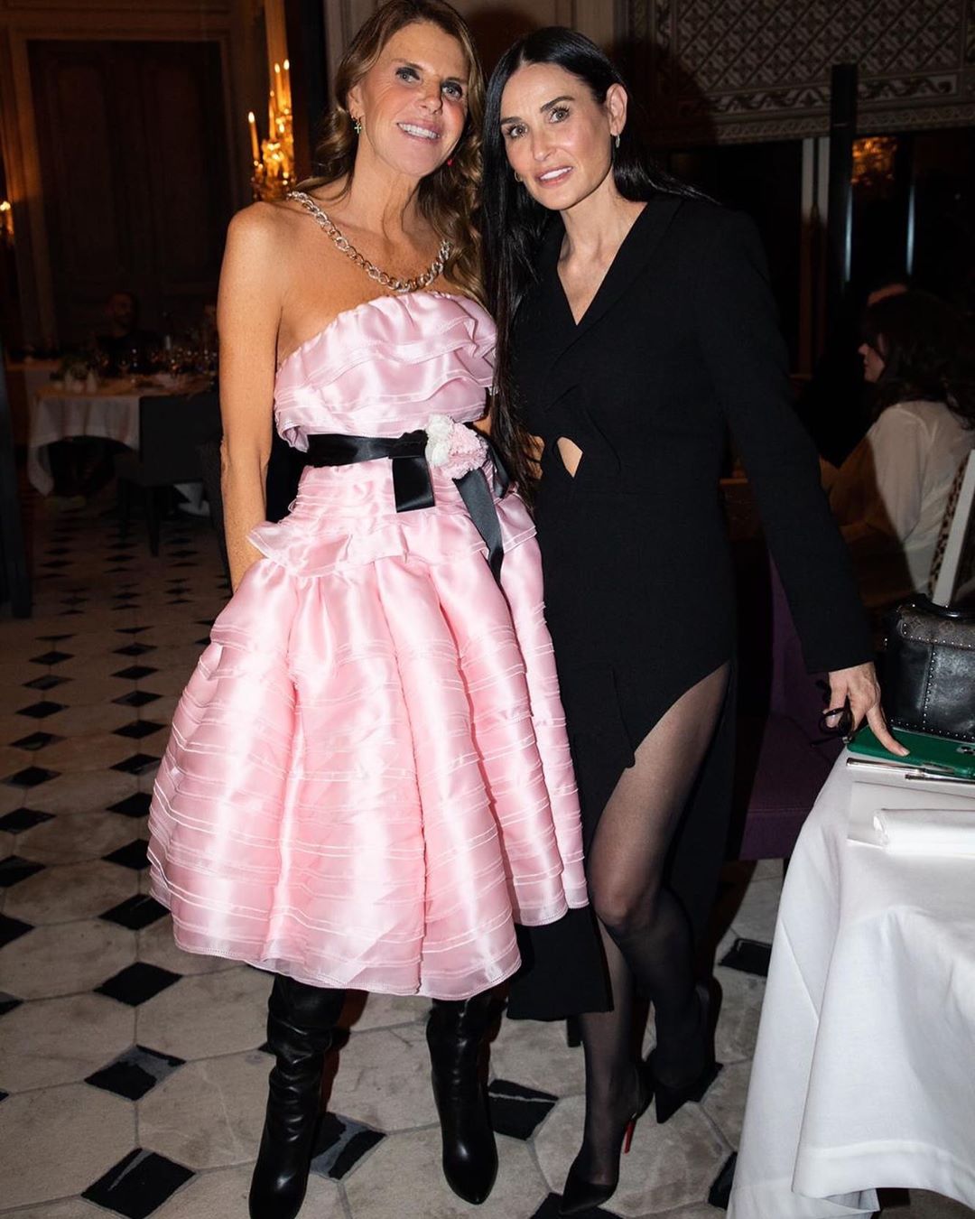 57-летняя Деми Мур в платье с экстремальным разрезом засветила спортивные ножки