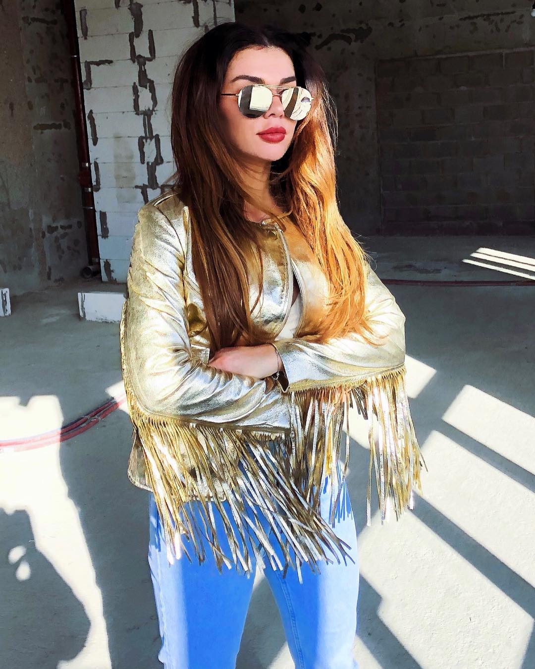 Золото и бахрома: Анна Седокова похвасталась эффектным весенним "луком"