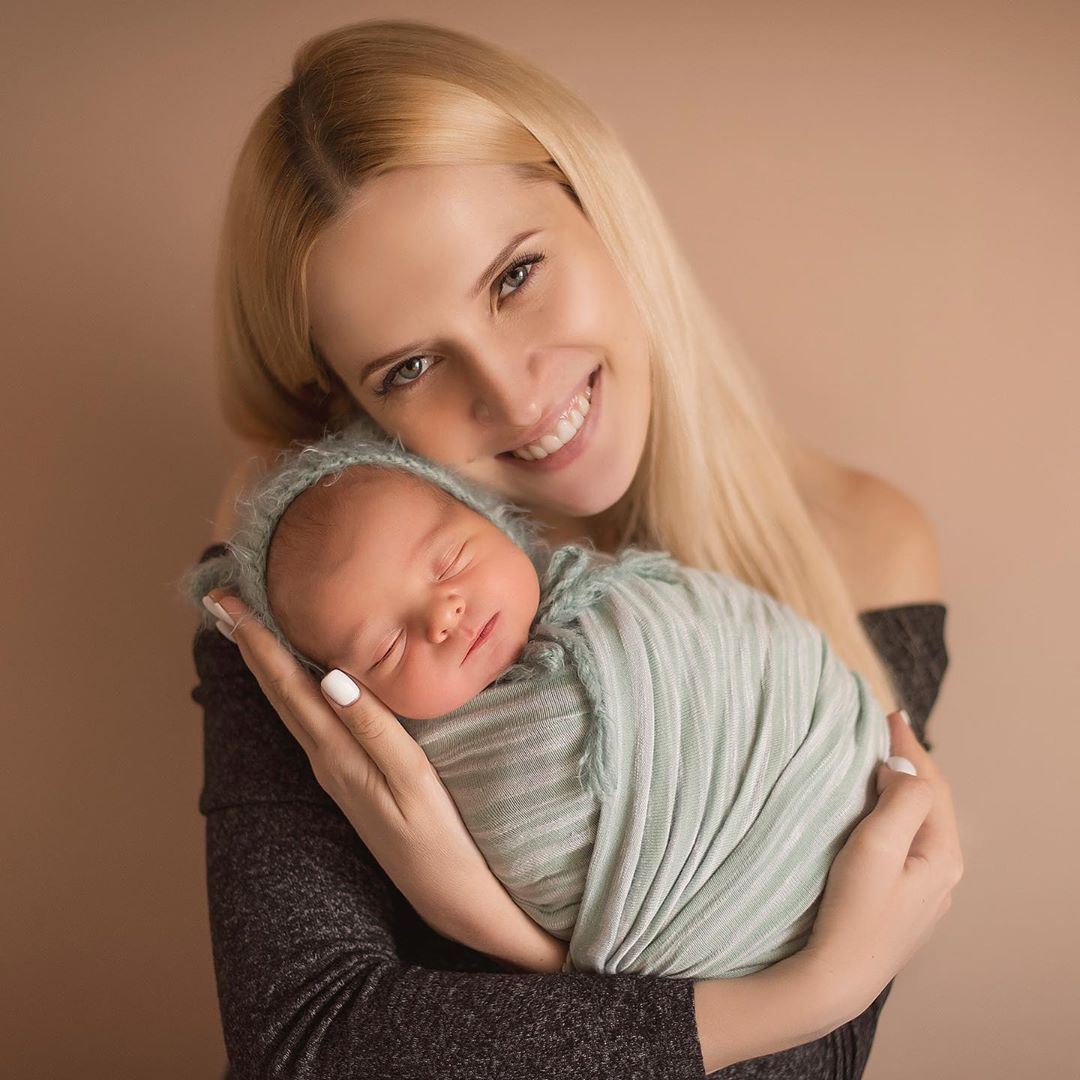 Известная актриса показала ребенка от нардепа из "Слуги народа" (фото)