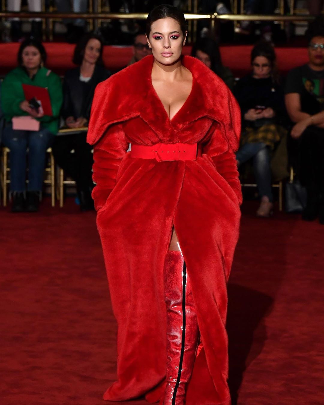 Только ничего не меняй! Эшли Грэм восхитила фанатов пышными формами в откровенных нарядах