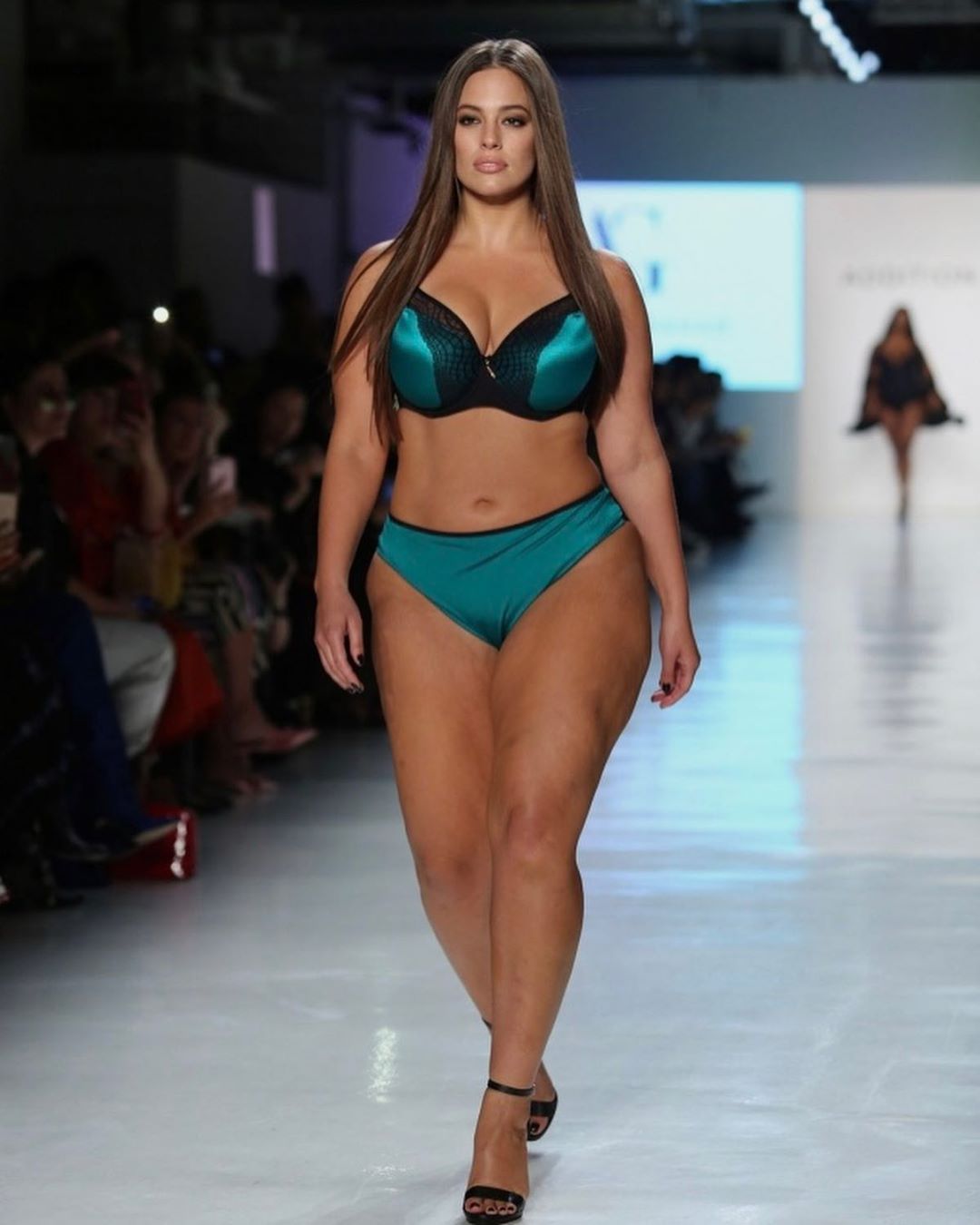 Только ничего не меняй! Эшли Грэм восхитила фанатов пышными формами в откровенных нарядах