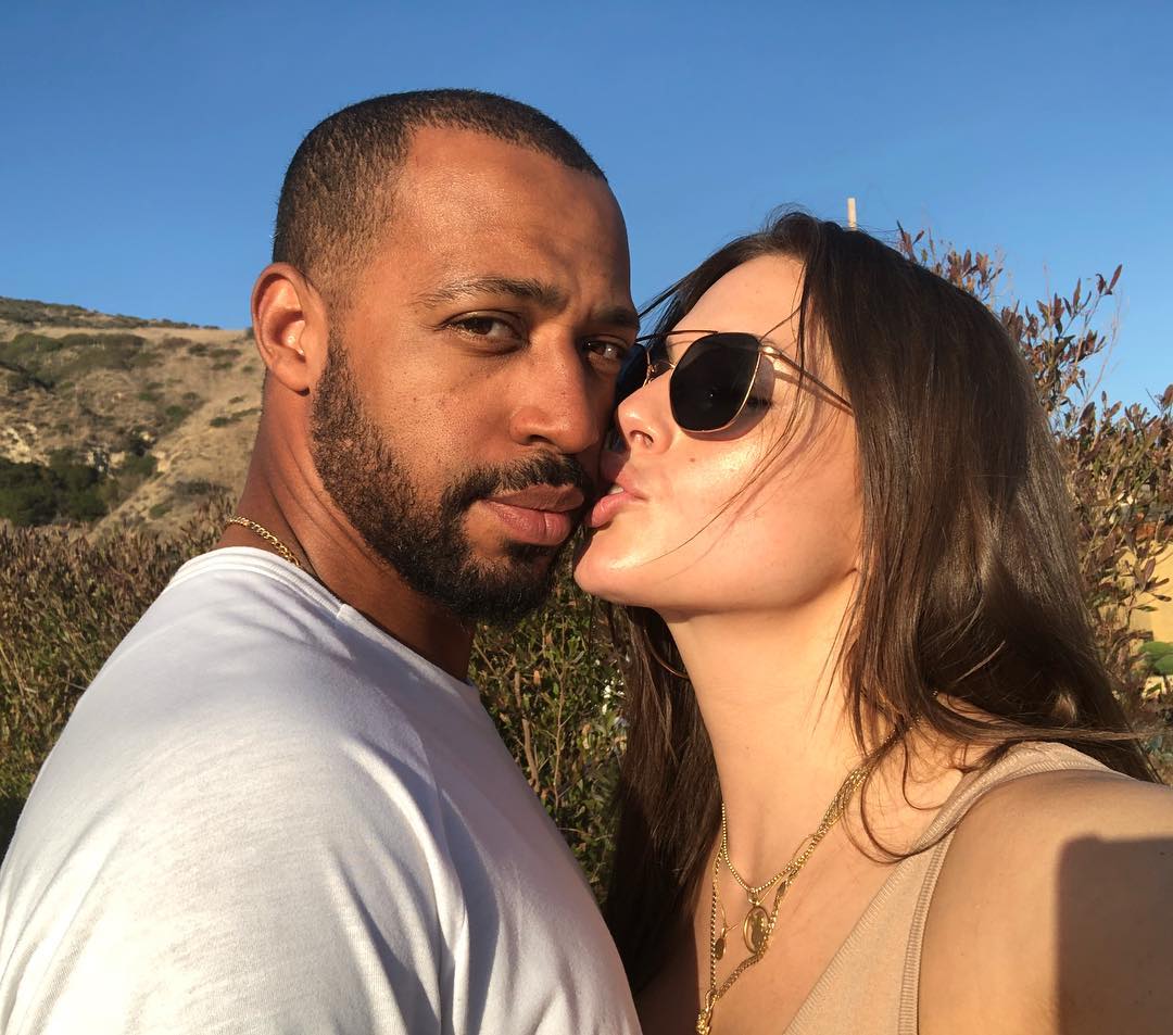 У крихітному бікіні на пляжі: Ешлі Грем засипала мережу гарячими знімками