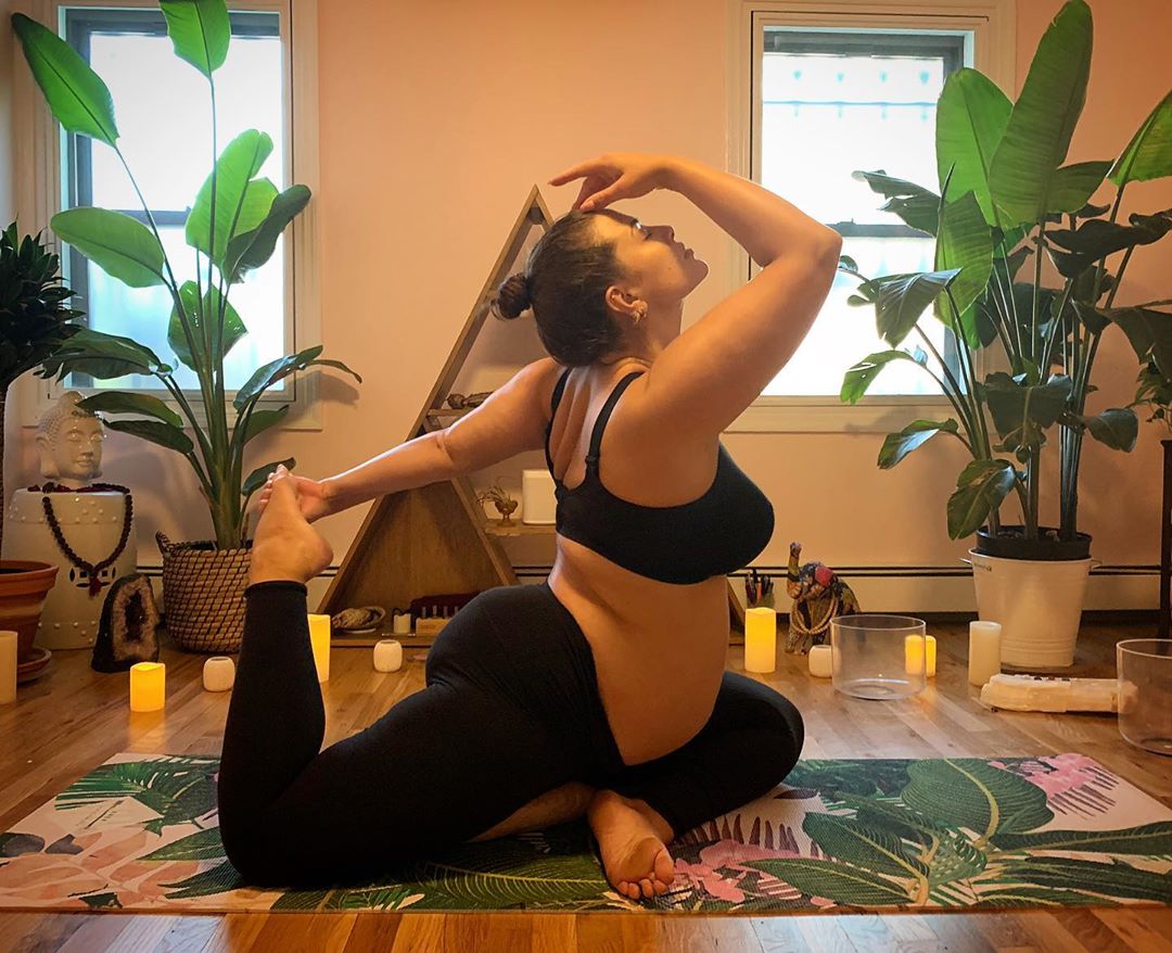 До седьмого пота: беременная Эшли Грэм в откровенном наряде показала, как работает над фигурой