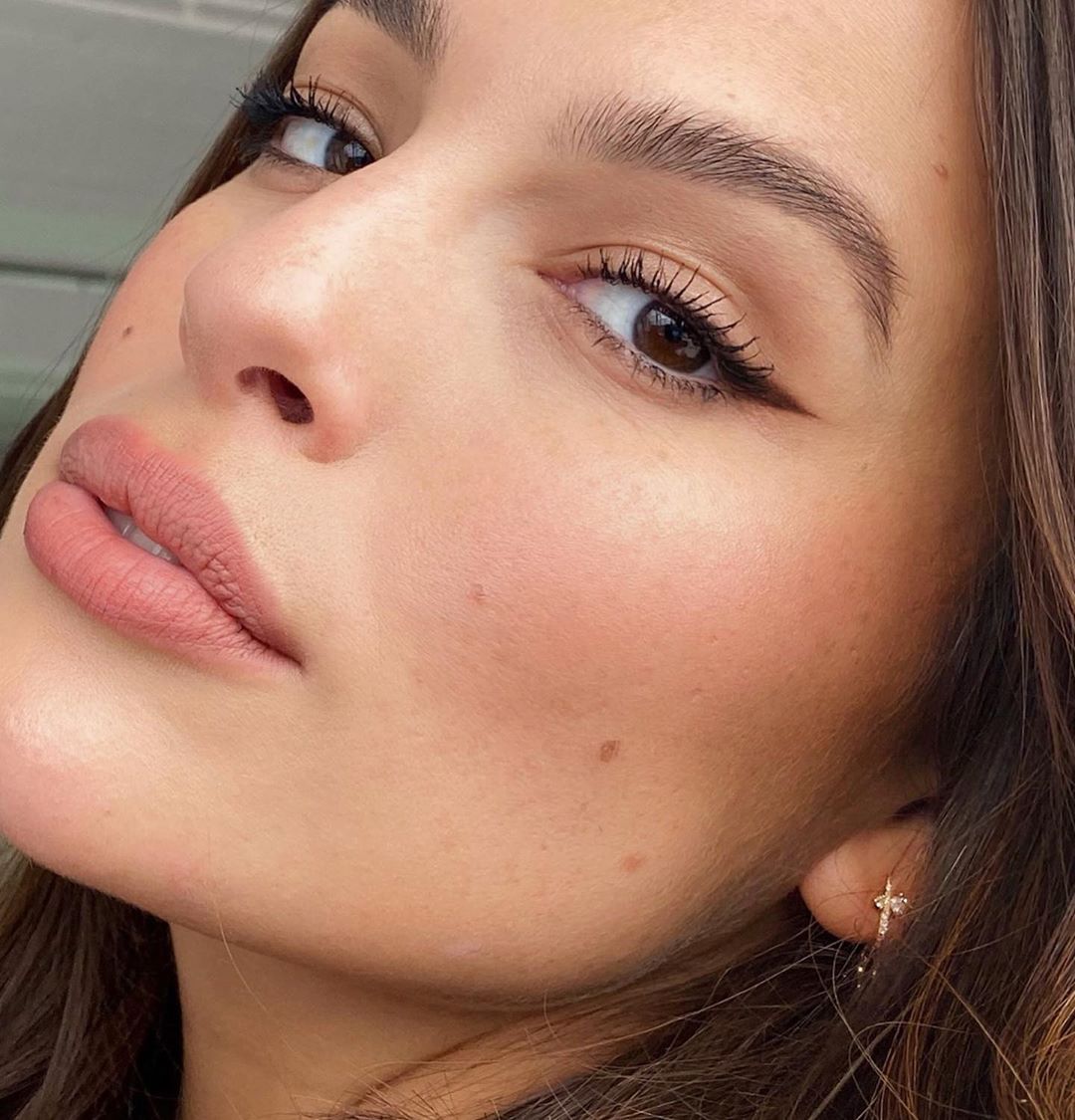 Гаряча матуся: Ешлі Грем показала спокусливі форми у відвертій сукні