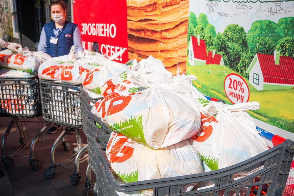 "АТБ" передала социально незащищенным украинцам около 580 тысяч бесплатных проднаборов на 100 млн грн  