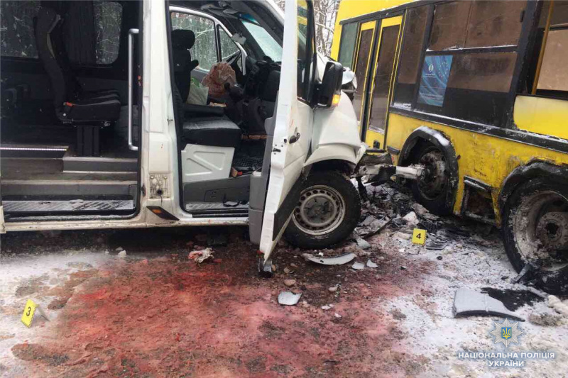 В Киеве столкнулись автобус и маршрутка, есть пострадавшие