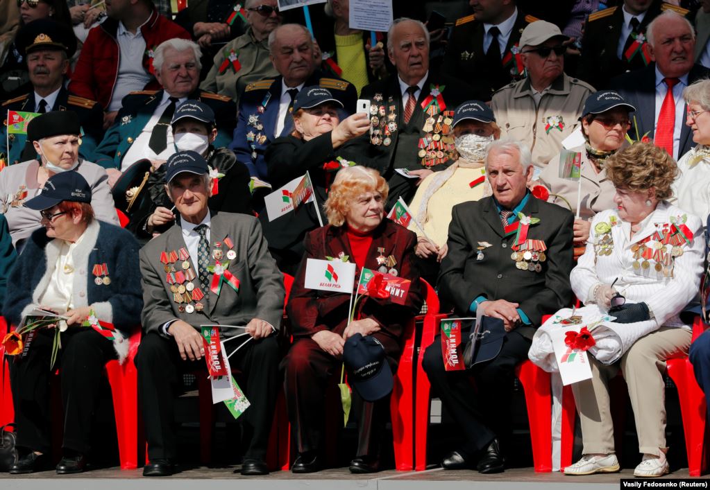 Тысячи людей без масок и соблюдения дистанции: как прошел парад в Минске