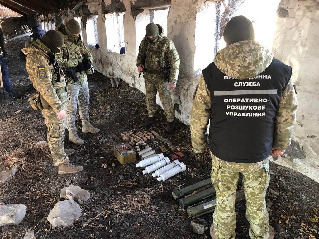 На Донбассе пограничники обнаружили тайное укрытие с боеприпасами: что там нашли (фото, видео)