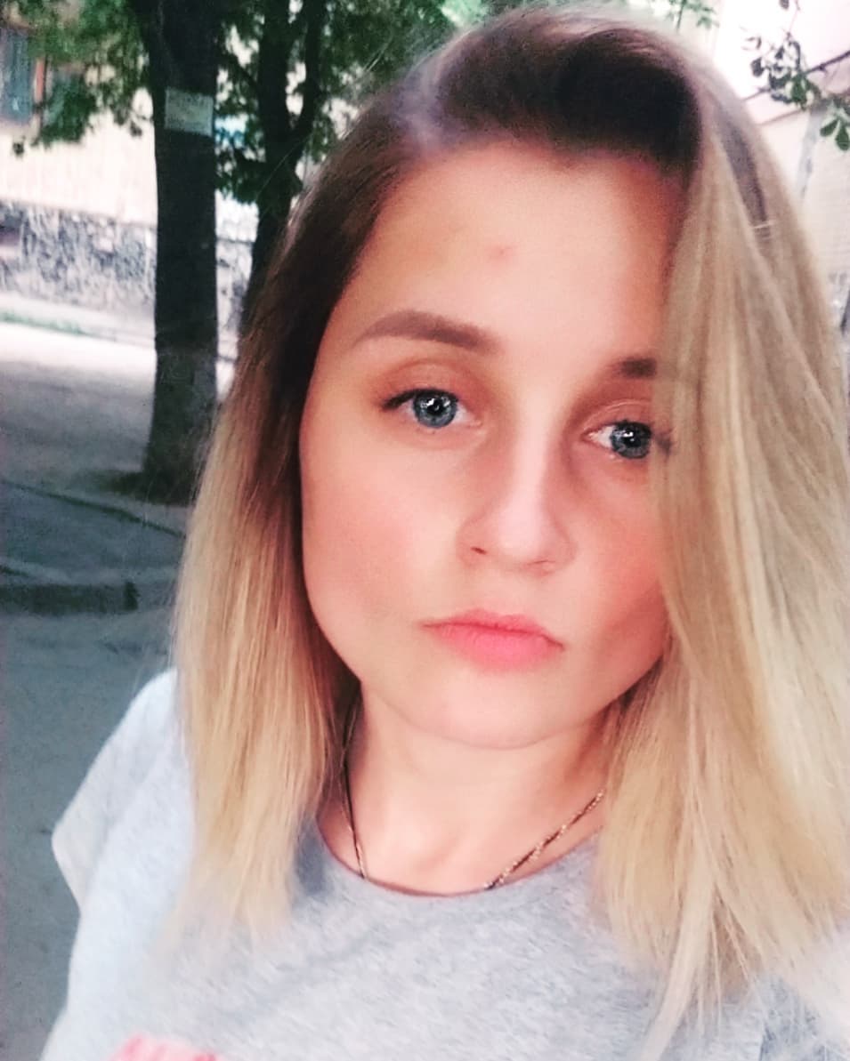 Звезда украинского ТВ-шоу пьяной упала в лужу: парни доливали водку в сок