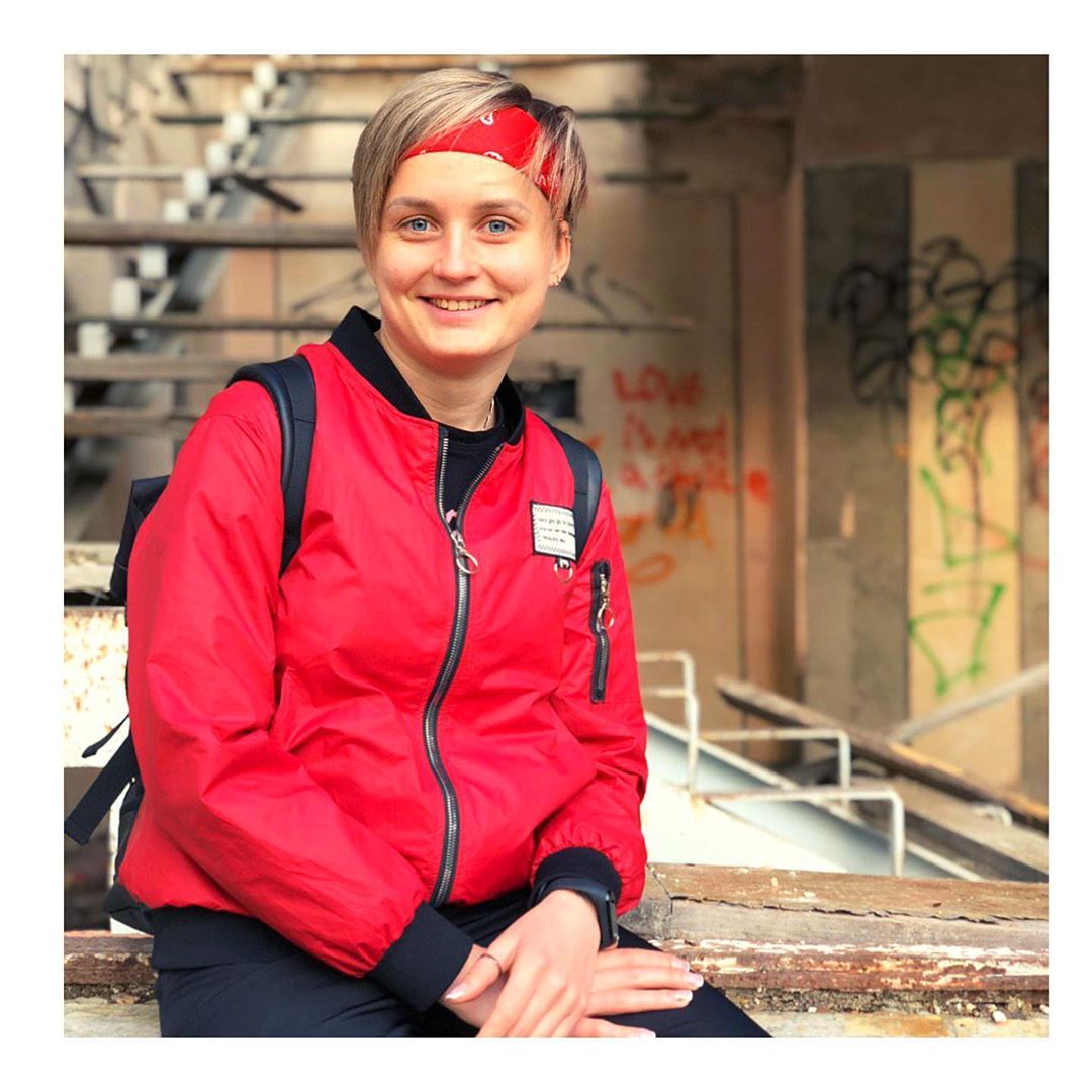 Звезда украинского ТВ-шоу пьяной упала в лужу: парни доливали водку в сок