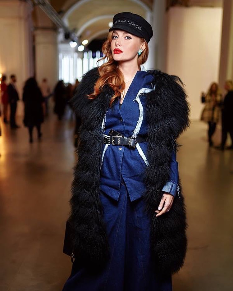Фуражка и меховая жилетка: Слава Каминская похвасталась стильным образом