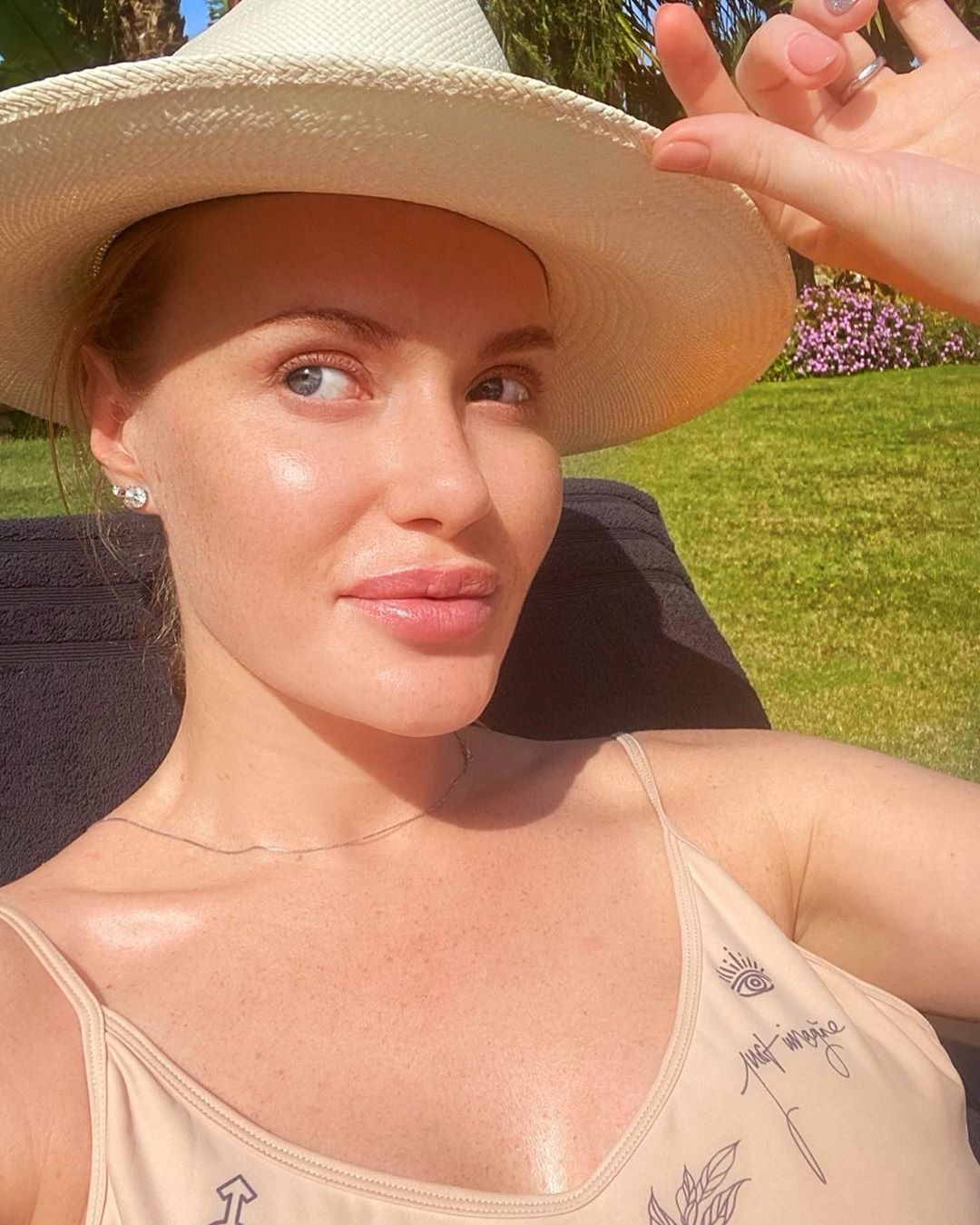 Солнечные ванны и концерт "Иванушек": Слава Каминская весело отдыхает в Испании