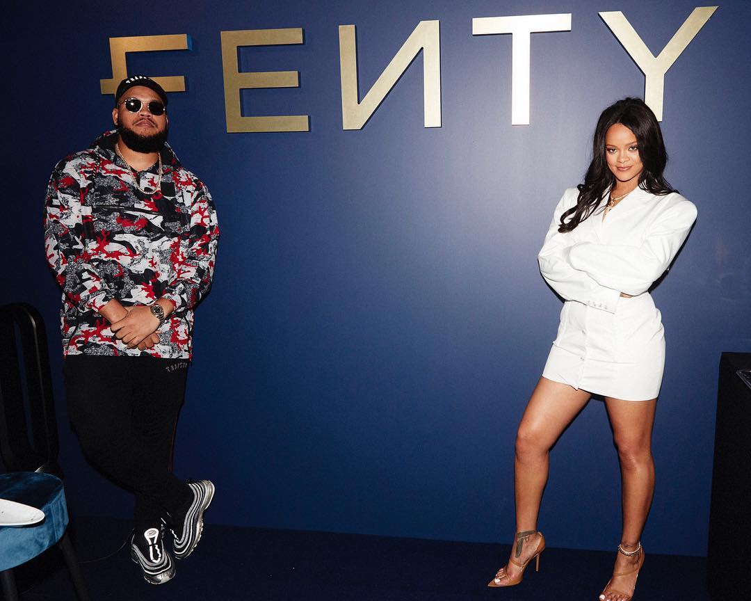 Стильная провокация: Рианна похвасталась стройной фигурой в нарядах собственного производства