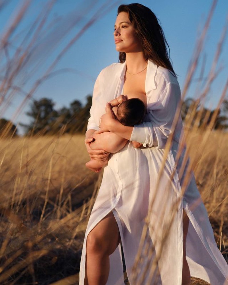 В откровенных образах и в компании сына: Эшли Грэм снялась для известного глянца