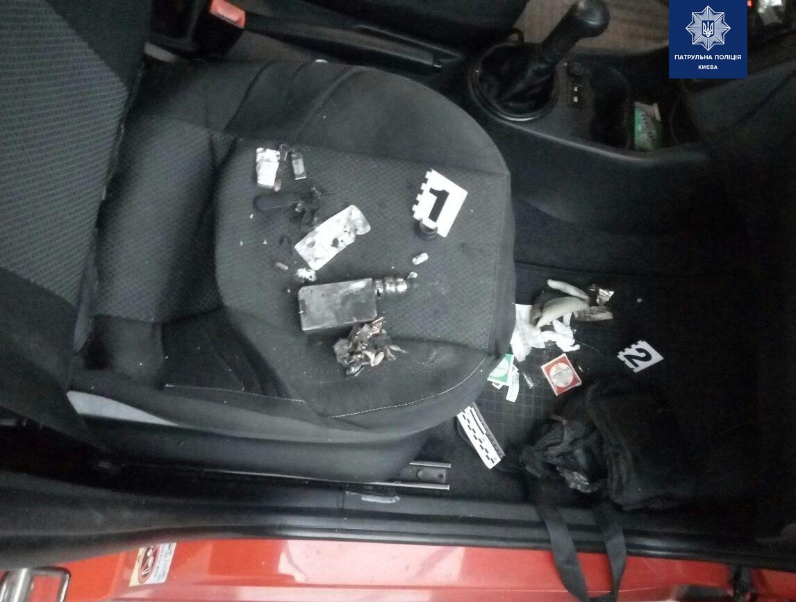 В Киеве в автомобиле у мужчины взорвался вейп: он обжог ему пах