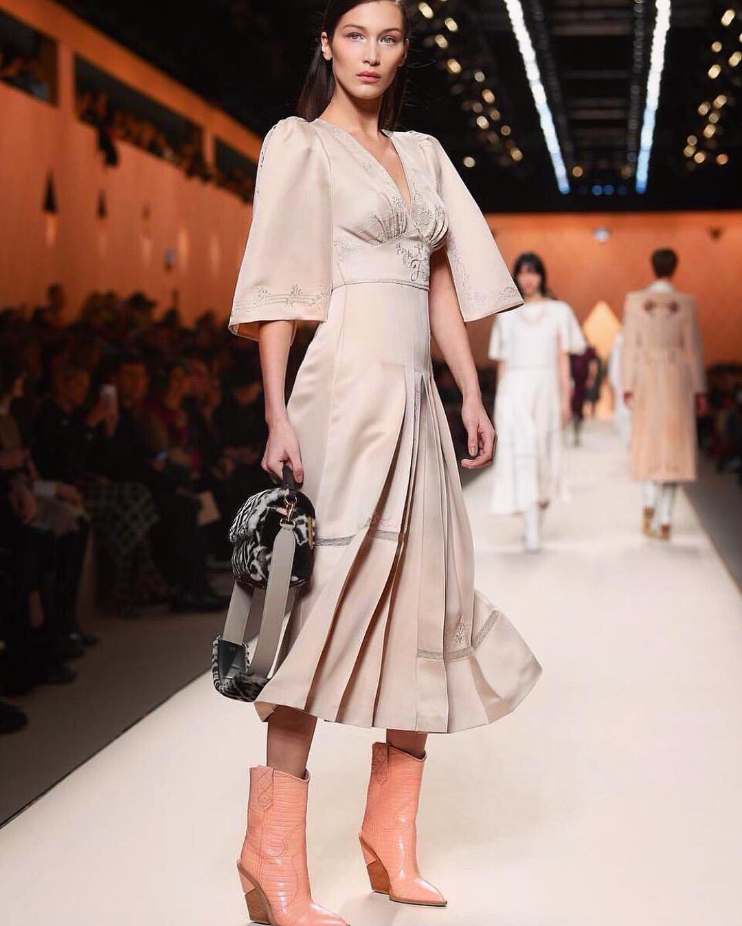 Естественный отбор: топ-3 способа "приручить" бежевый оттенок от Беллы Хадид