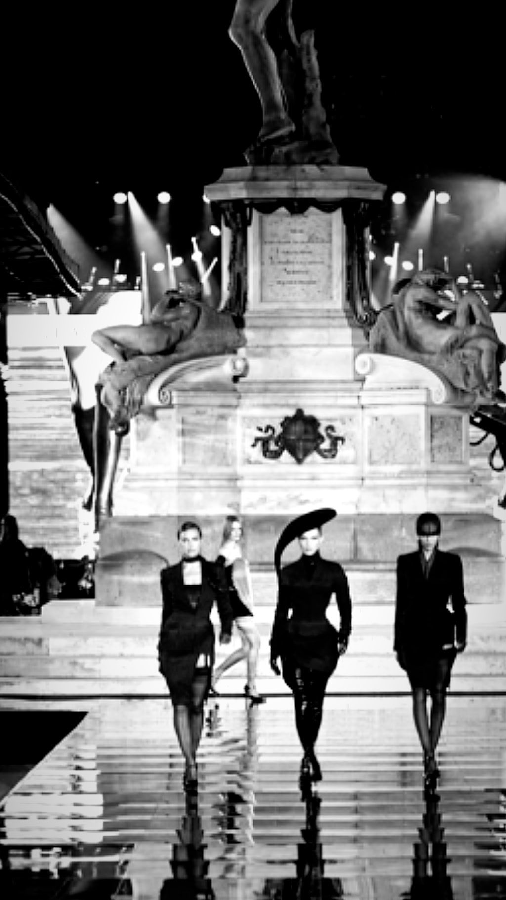 Бунт на подиуме: Белла Хадид покорила Флоренцию экстравагантным нарядом от культового дизайнера