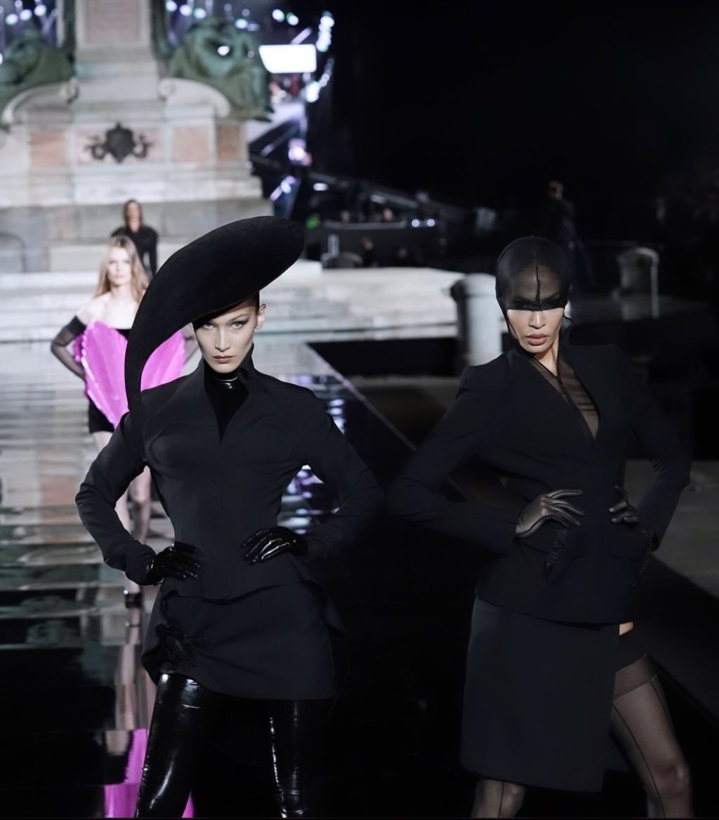 Бунт на подиуме: Белла Хадид покорила Флоренцию экстравагантным нарядом от культового дизайнера