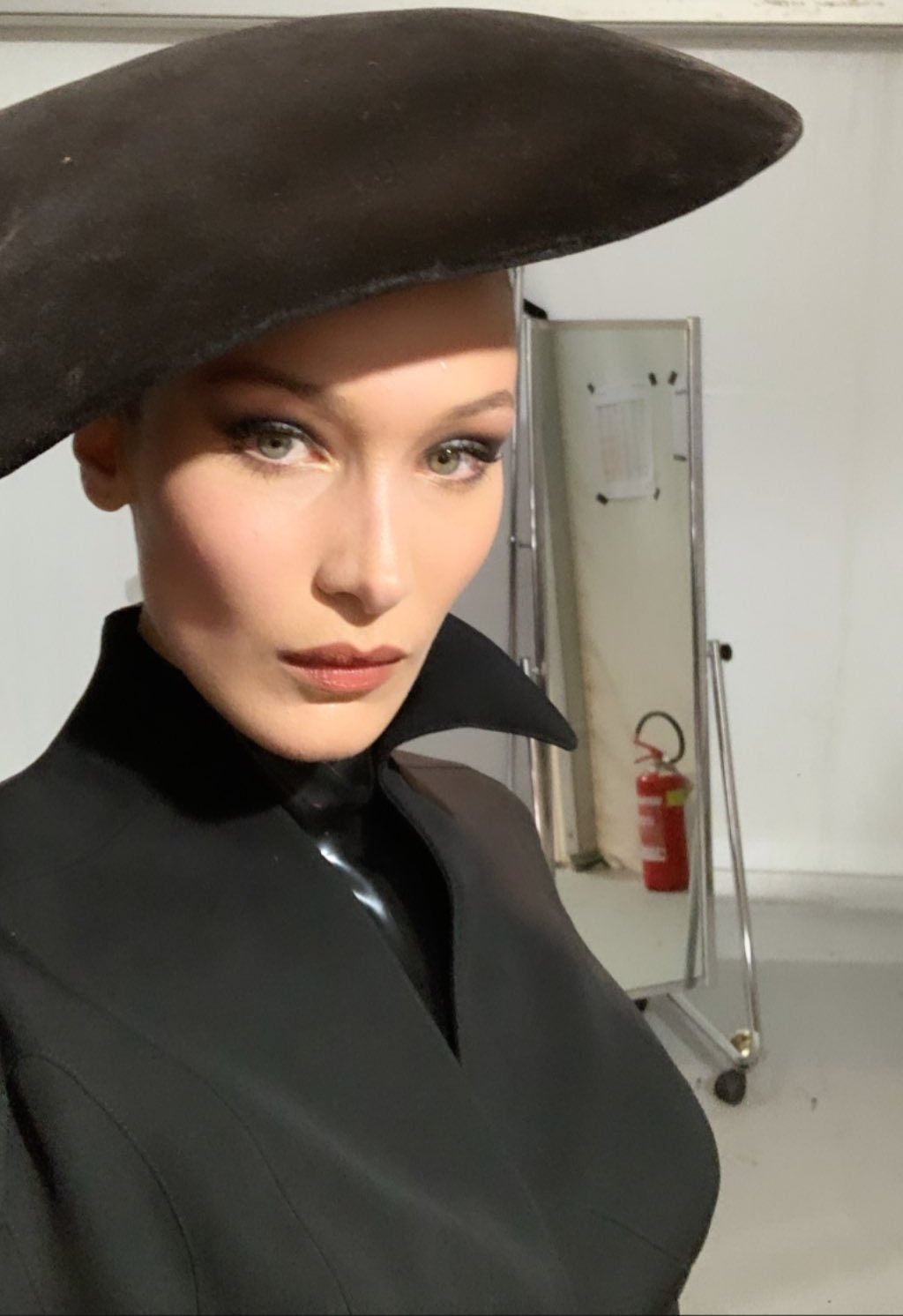 Бунт на подиуме: Белла Хадид покорила Флоренцию экстравагантным нарядом от культового дизайнера