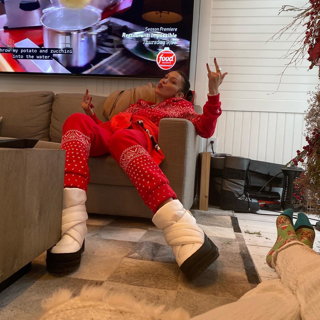 Дикое Рождество: Белла Хадид восхитила стройной фигурой в необычном наряде