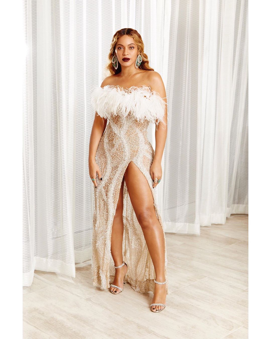 В духе "Великого Гэтсби": Бейонсе блистает в роскошном "голом" платье Roberto Cavalli