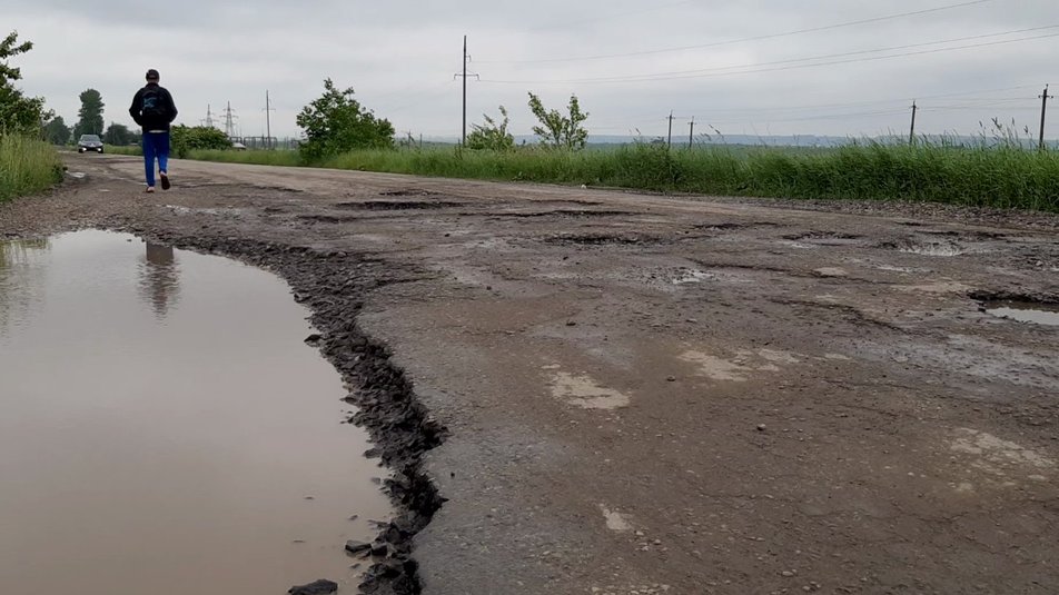 Жители шести сел на Прикарпатье перекрыли дорогу, требуя ремонта (фото)