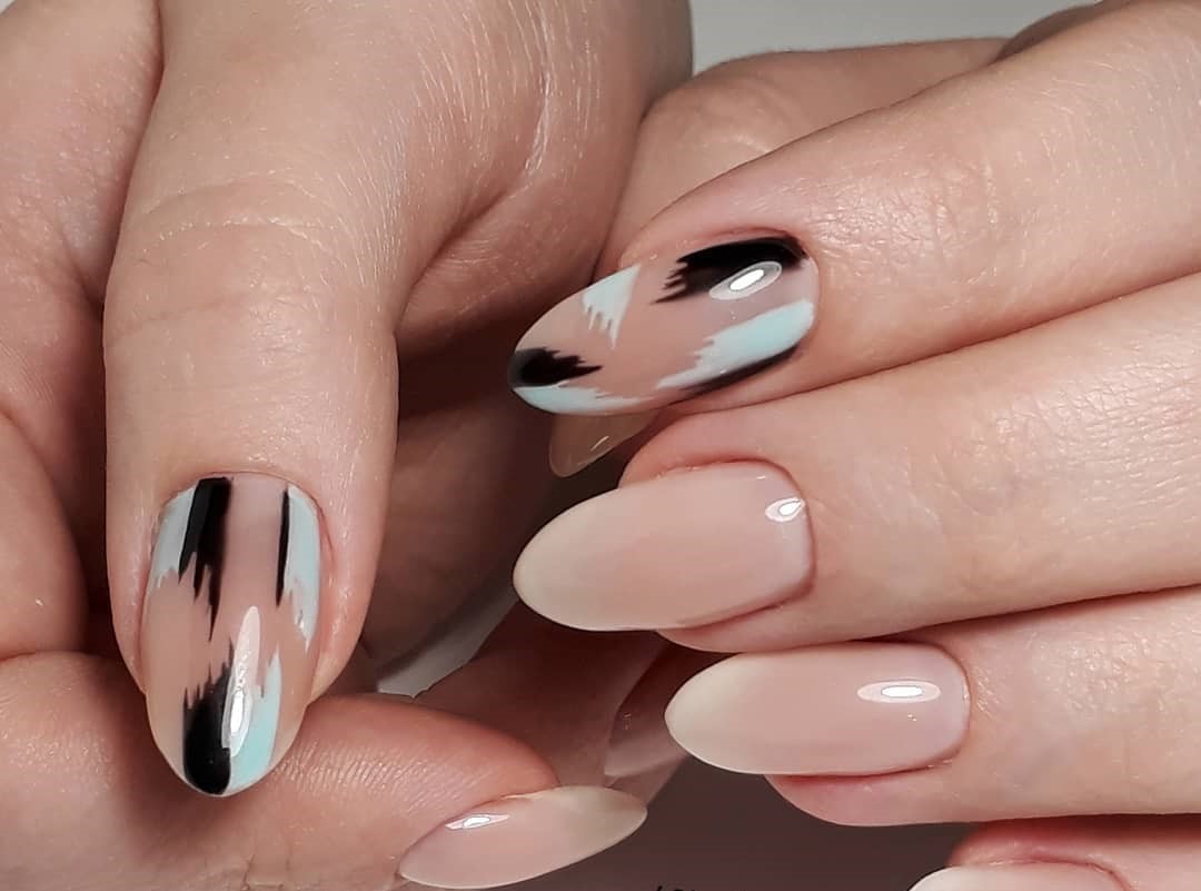 Brush stroke nails: небрежные художества на ногтях снова в тренде