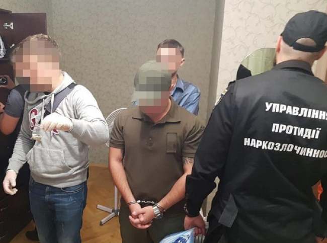 В Киеве задержали тюремщика на сбыте наркотиков заключенным