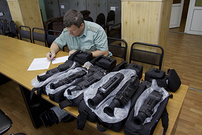 Российские таможенники задержали украинку, которая перевозила тепловизоры