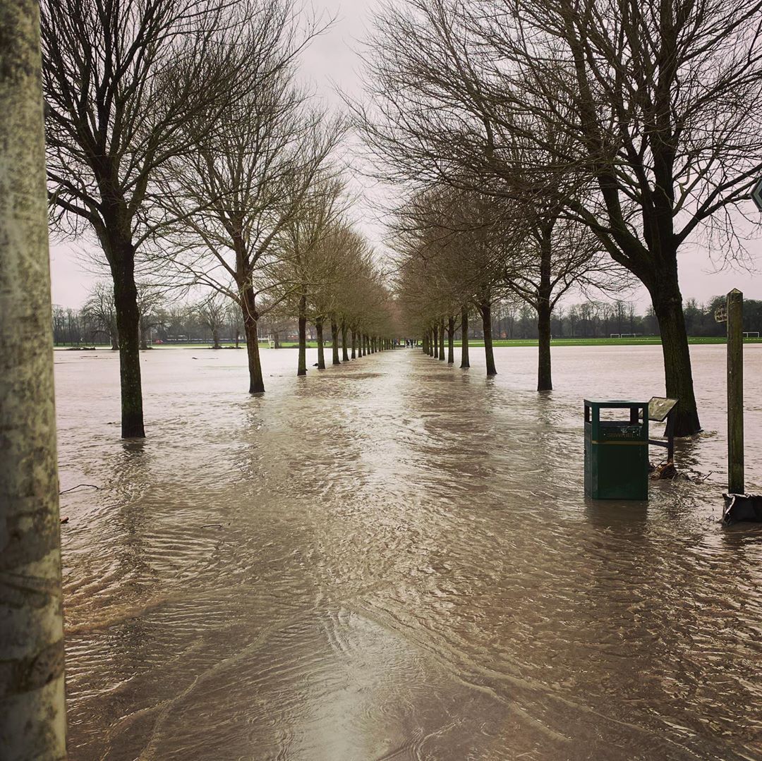 В Британии разбушевался смертоносный ураган "Деннис": фото и видео стихии