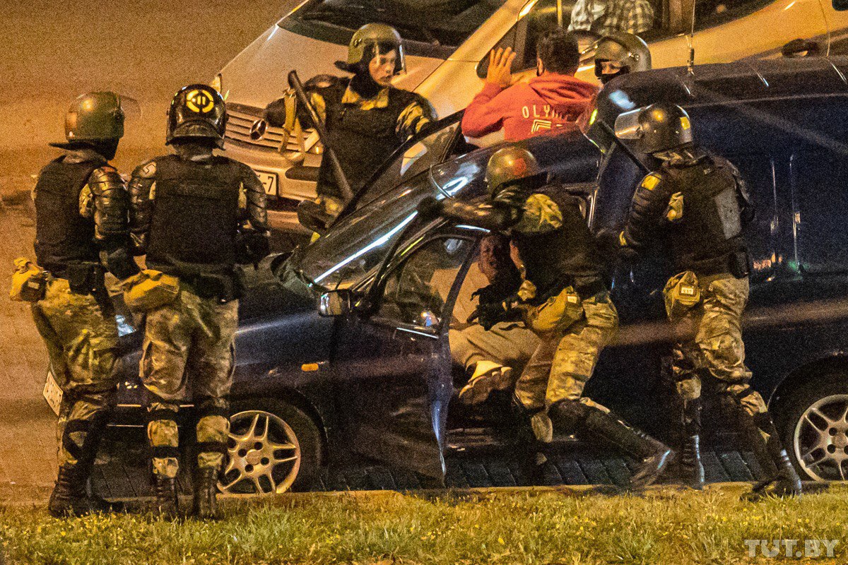 Помоліться за Білорусь: з'явилися промовисті фото найжорсткішої ночі протестів