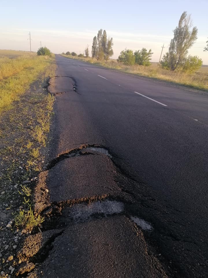 Под Бердянском "посыпалась" новая трасса: не простояла и месяц (фото)