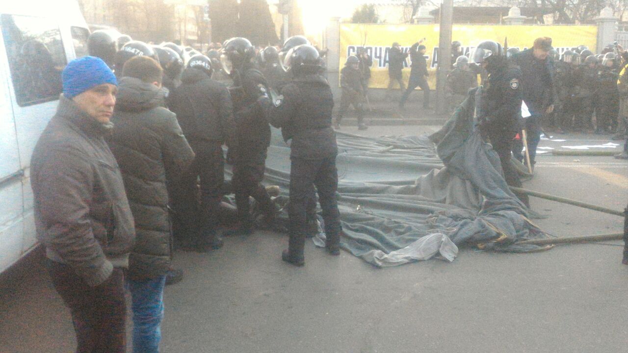 Стычки и протесты: что происходит под Радой