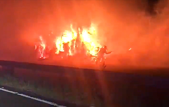 В Британии столкнулись три грузовика и загорелись, есть погибший