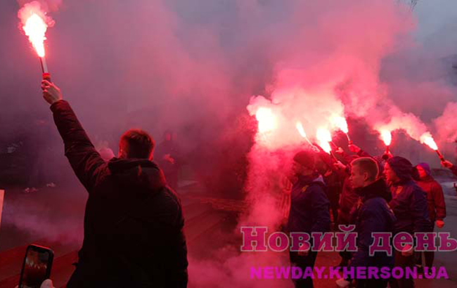 В Херсоне забросали файерами областную прокуратуру