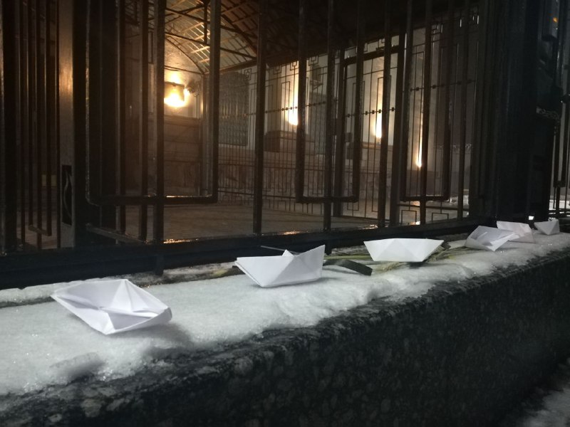 Активісти принесли шини під посольство РФ у Києві