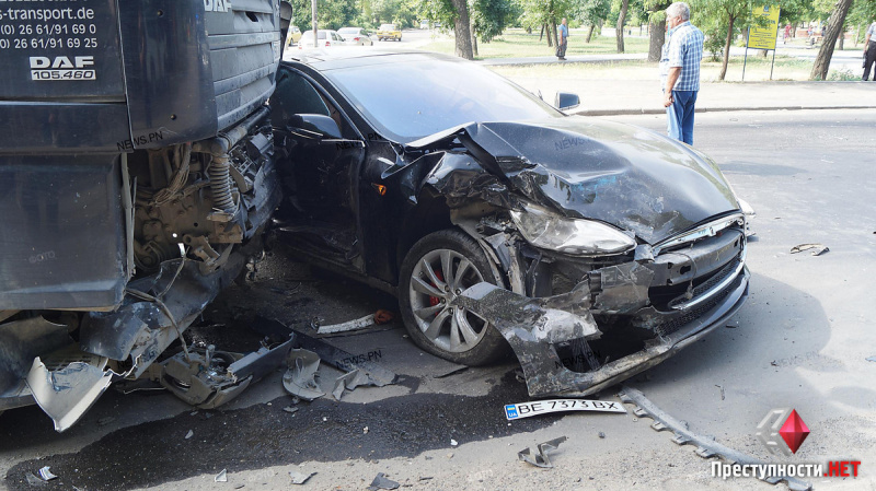 В Николаеве электрокар Tesla столкнулся с грузовиком