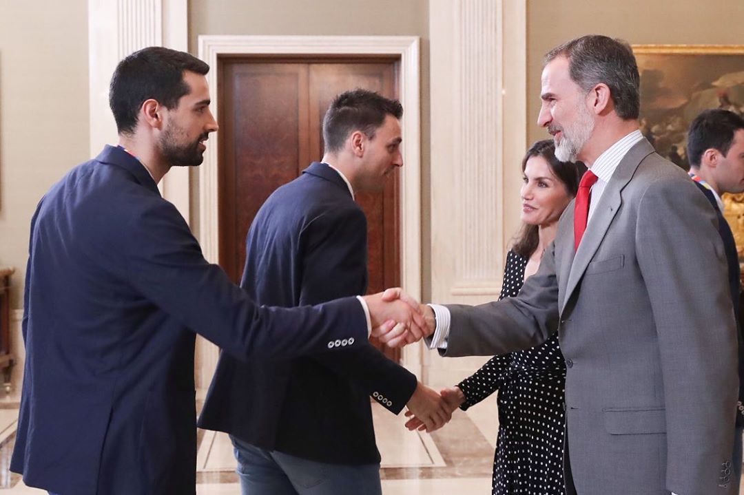 Королева Летиция пленила изящной фигурой в трендовом платье-макси в горох