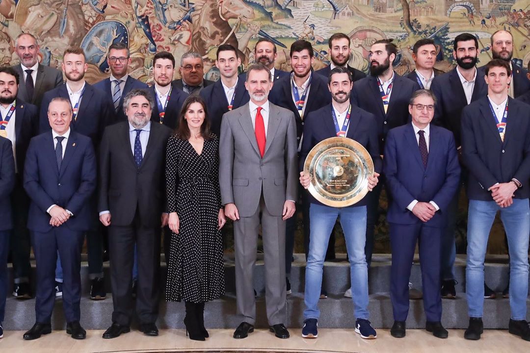 Королева Летиция пленила изящной фигурой в трендовом платье-макси в горох