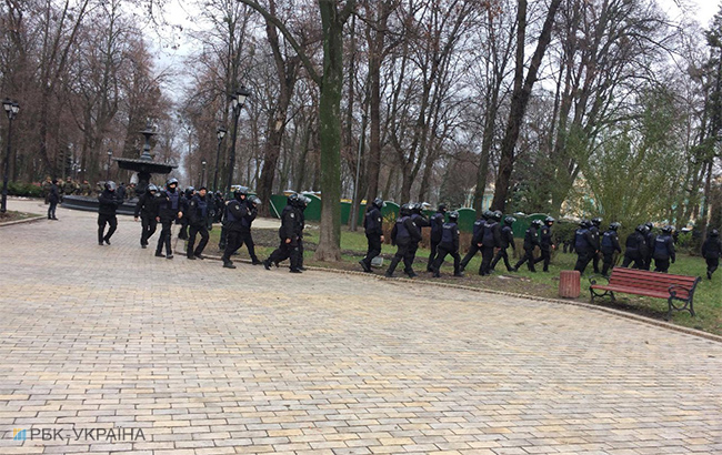 Под здание Рады стягивают силовиков