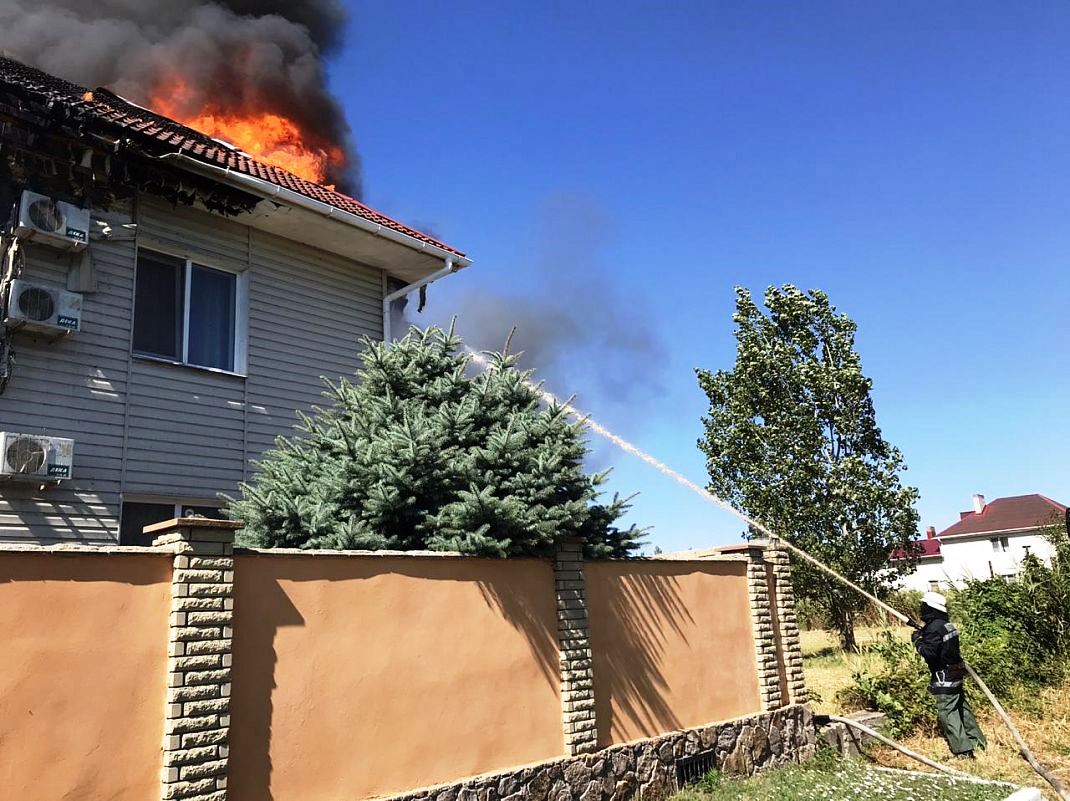На українському курорті в готелі сталася сильна пожежа: відео НП