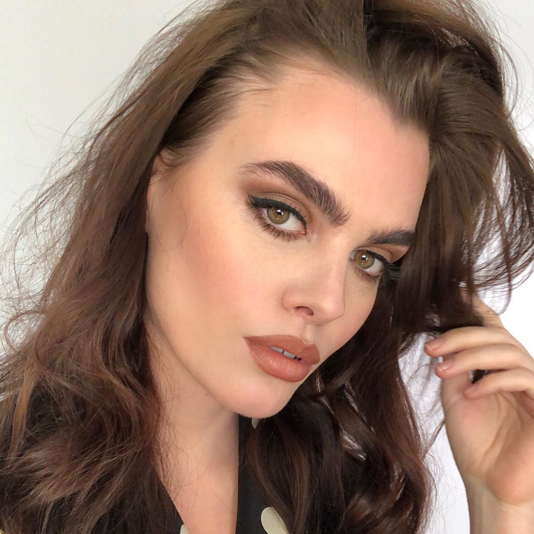 Смотри и учись: звездный визажист показала, как сделать трендовый макияж в стиле 80-х