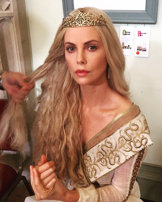 Больше блеска! Топ-3 сказочно красивых образов Шарлиз Терон для красных дорожек