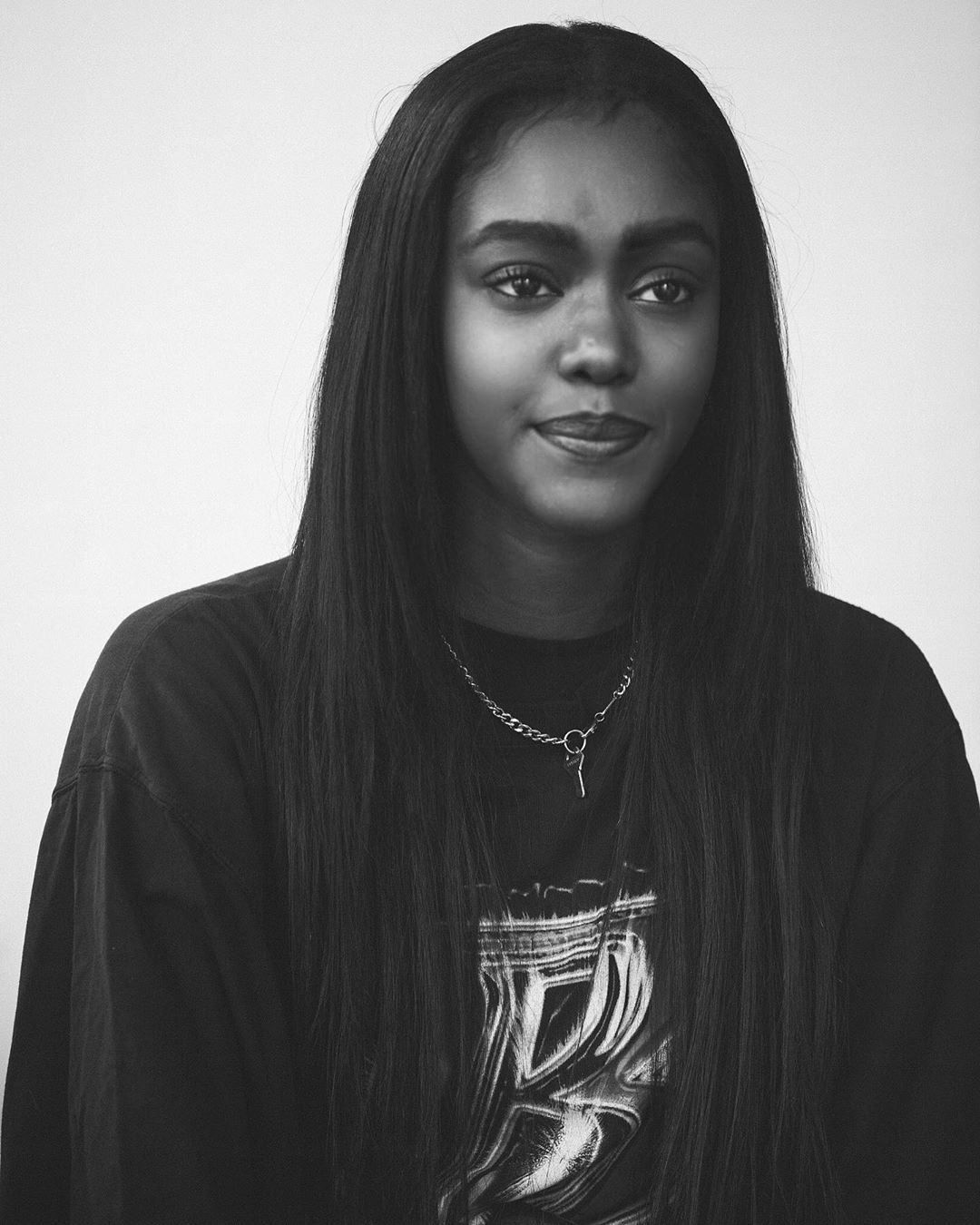 Известная 25-летняя певица была найдена мертвой в собственном доме