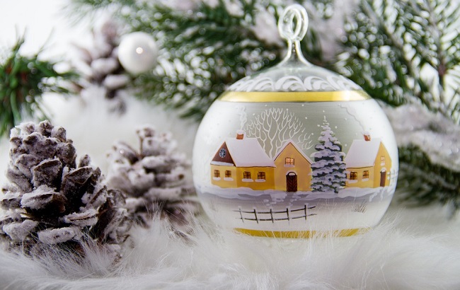 Украшение из елочных игрушек