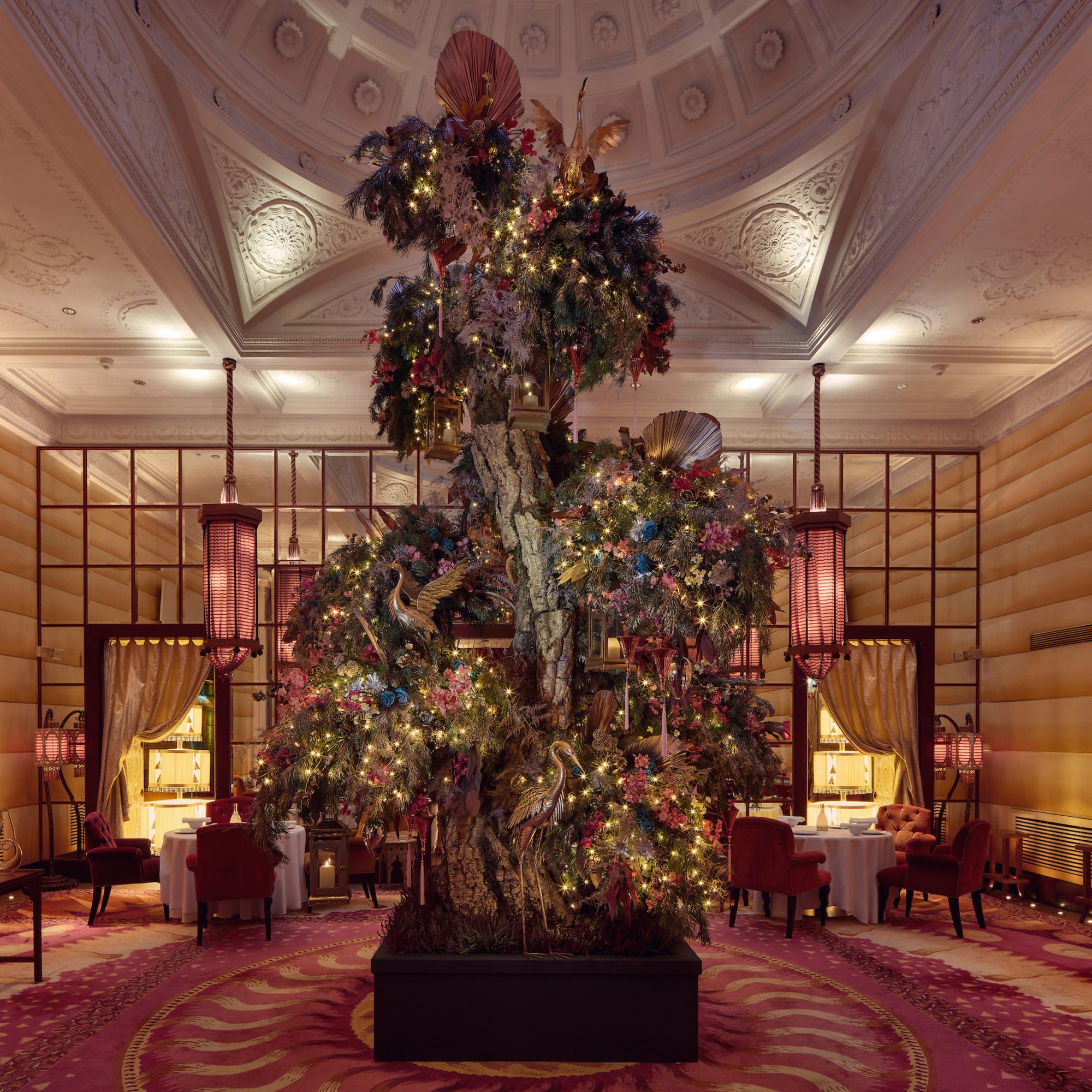 Шинуазри и "Алиса в Стране Чудес": топ-10 фантастических новогодних елок 2020